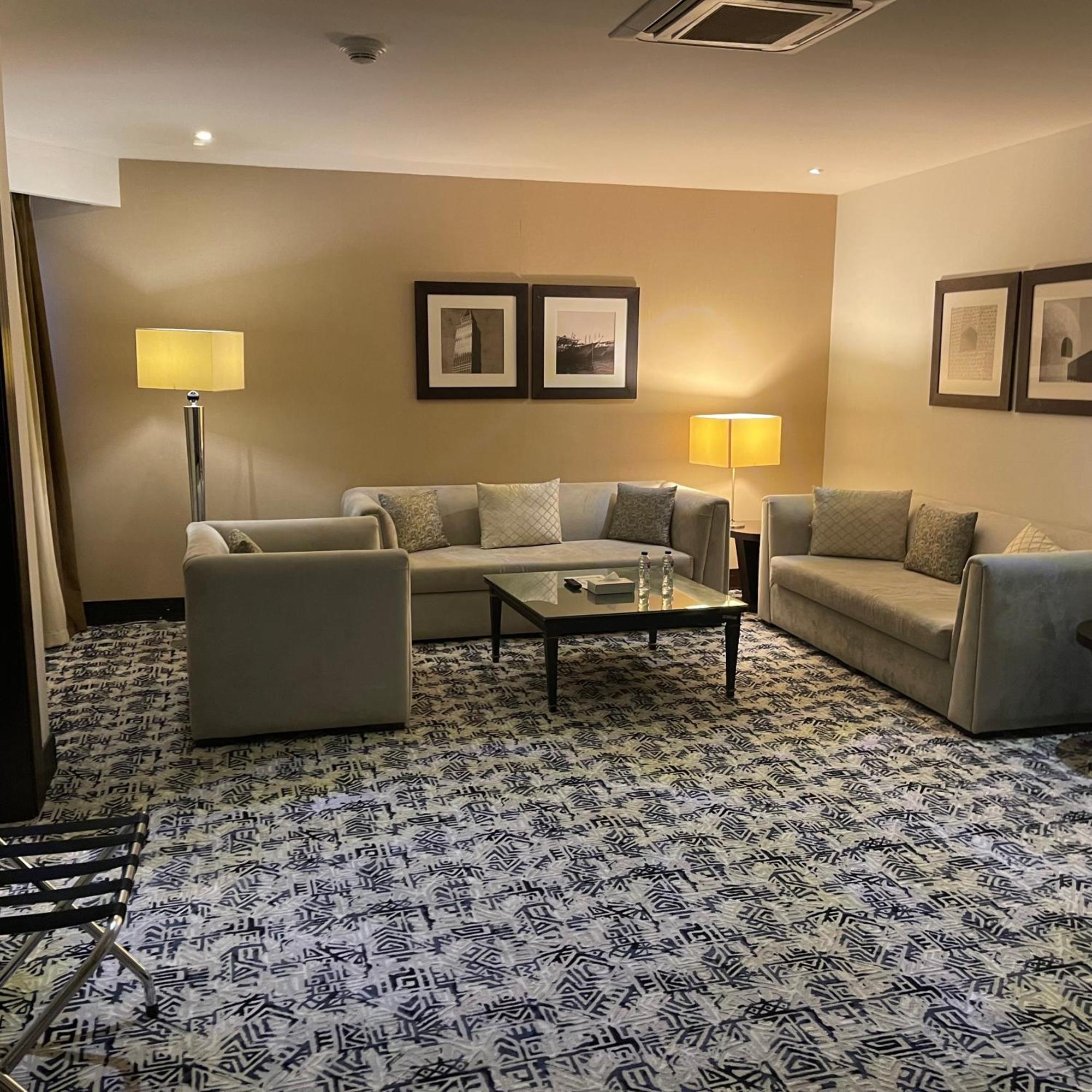 Golden Tulip Hail Екстериор снимка