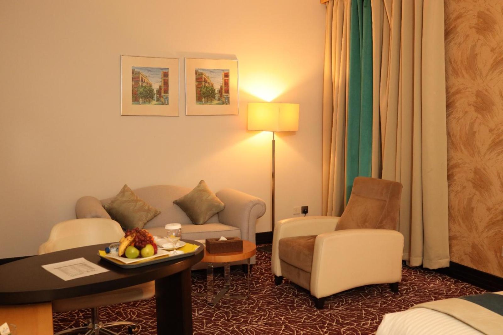 Golden Tulip Hail Екстериор снимка
