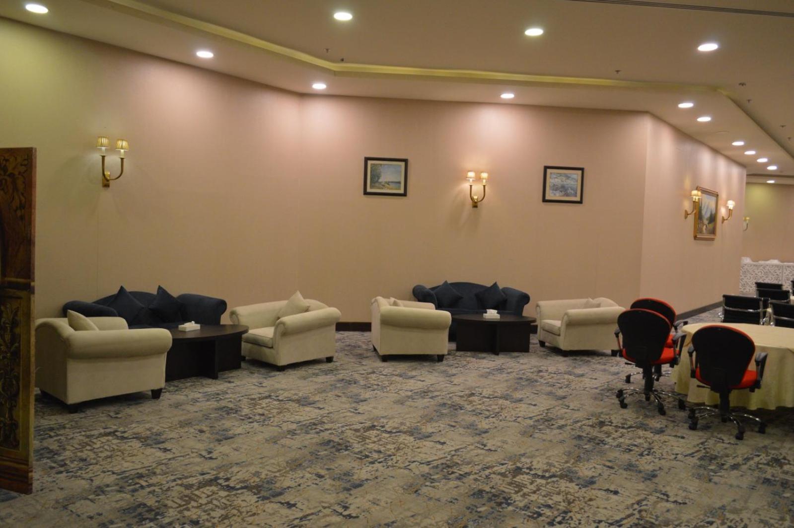 Golden Tulip Hail Екстериор снимка