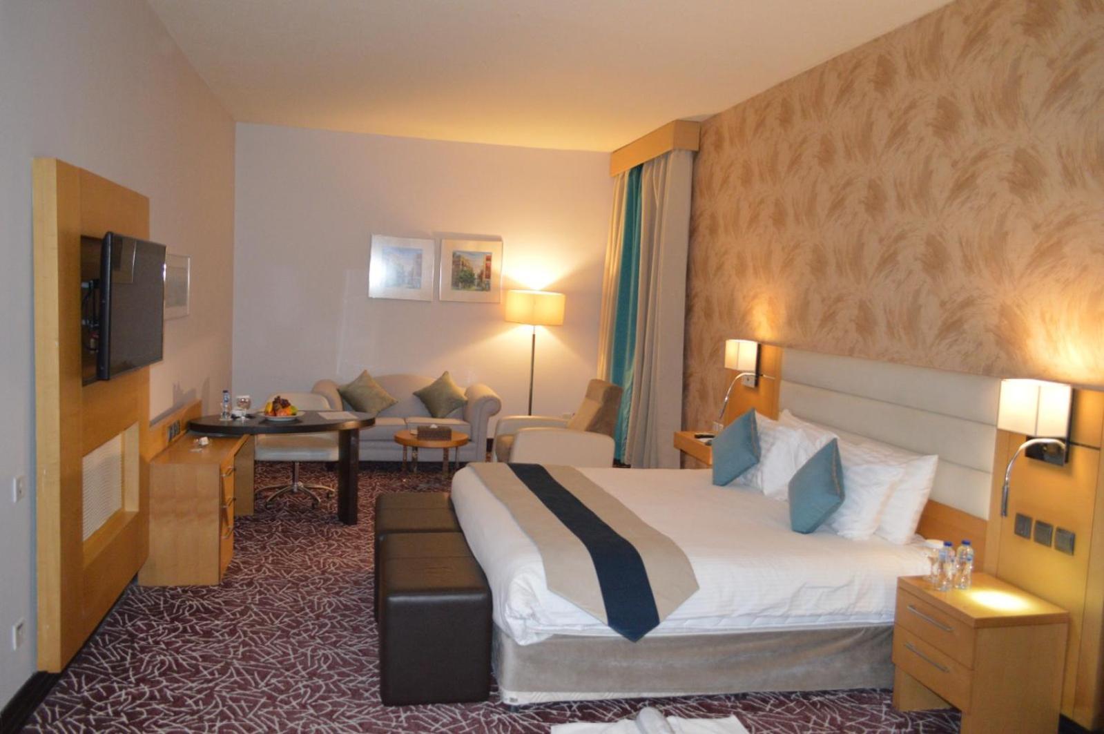 Golden Tulip Hail Екстериор снимка