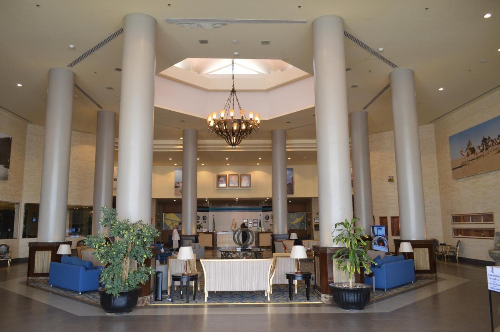 Golden Tulip Hail Екстериор снимка